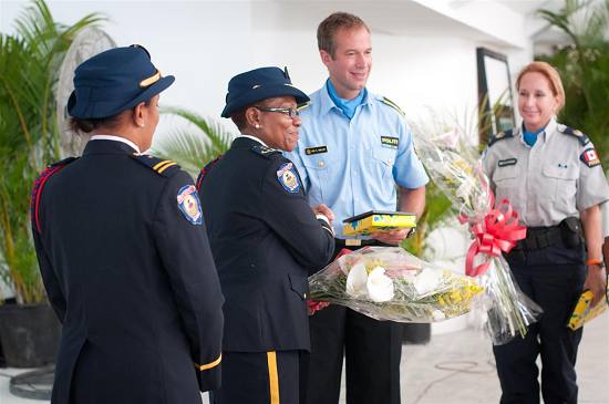 Marie Louise Gauthier Commissaire Divisionnaire du CNAF remise de bouquet de fleurs par UNPOL a la Coordinatrice JC Moller DCPJ_SGBV teamp UNPOL MINUSTAH